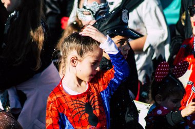 Paphos Kıbrıs Rum Kesimi 01 Mart 2020 Öğleden sonra Paphos karnavalına katılan kimliği belirsiz insanların görüntüsü