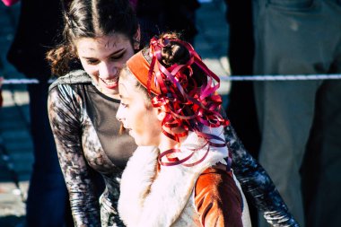 Paphos Kıbrıs Rum Kesimi 01 Mart 2020 Öğleden sonra Paphos karnavalına katılan kimliği belirsiz insanların görüntüsü