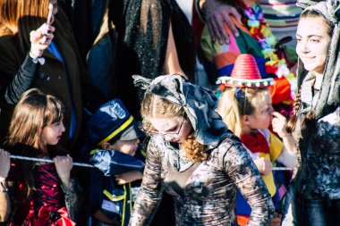 Paphos Kıbrıs Rum Kesimi 01 Mart 2020 Öğleden sonra Paphos karnavalına katılan kimliği belirsiz insanların görüntüsü