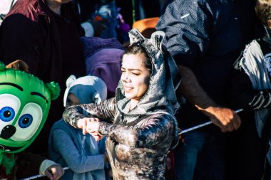 Paphos Kıbrıs Rum Kesimi 01 Mart 2020 Öğleden sonra Paphos karnavalına katılan kimliği belirsiz insanların görüntüsü