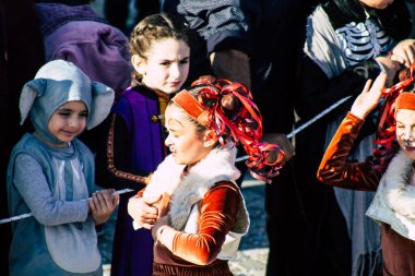 Paphos Kıbrıs Rum Kesimi 01 Mart 2020 Öğleden sonra Paphos karnavalına katılan kimliği belirsiz insanların görüntüsü