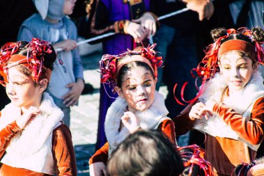 Paphos Kıbrıs Rum Kesimi 01 Mart 2020 Öğleden sonra Paphos karnavalına katılan kimliği belirsiz insanların görüntüsü