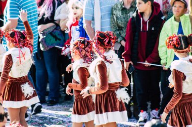 Paphos Kıbrıs Rum Kesimi 01 Mart 2020 Öğleden sonra Paphos karnavalına katılan kimliği belirsiz insanların görüntüsü