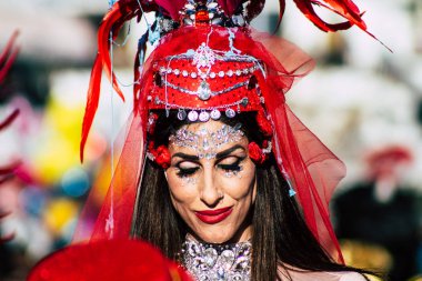 Paphos Kıbrıs Rum Kesimi 01 Mart 2020 Öğleden sonra Paphos karnavalına katılan kimliği belirsiz insanların görüntüsü