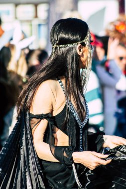 Paphos Kıbrıs Rum Kesimi 01 Mart 2020 Öğleden sonra Paphos karnavalına katılan kimliği belirsiz insanların görüntüsü