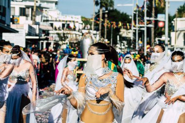 Paphos Kıbrıs Rum Kesimi 01 Mart 2020 Öğleden sonra Paphos karnavalına katılan kimliği belirsiz insanların görüntüsü