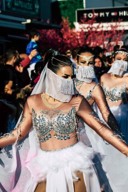 Paphos Kıbrıs Rum Kesimi 01 Mart 2020 Öğleden sonra Paphos karnavalına katılan kimliği belirsiz insanların görüntüsü