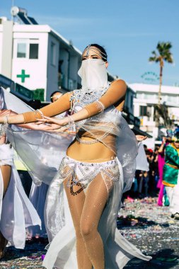 Paphos Kıbrıs Rum Kesimi 01 Mart 2020 Öğleden sonra Paphos karnavalına katılan kimliği belirsiz insanların görüntüsü