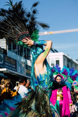 Paphos Kıbrıs Rum Kesimi 01 Mart 2020 Öğleden sonra Paphos karnavalına katılan kimliği belirsiz insanların görüntüsü