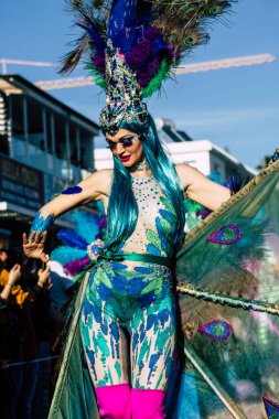 Paphos Kıbrıs Rum Kesimi 01 Mart 2020 Öğleden sonra Paphos karnavalına katılan kimliği belirsiz insanların görüntüsü