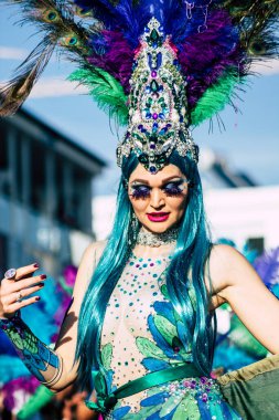 Paphos Kıbrıs Rum Kesimi 01 Mart 2020 Öğleden sonra Paphos karnavalına katılan kimliği belirsiz insanların görüntüsü