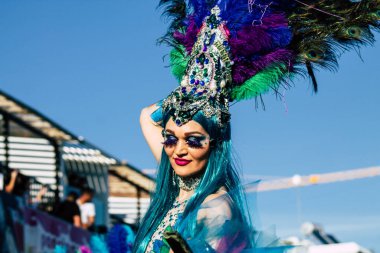 Paphos Kıbrıs Rum Kesimi 01 Mart 2020 Öğleden sonra Paphos karnavalına katılan kimliği belirsiz insanların görüntüsü