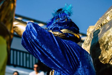 Paphos Kıbrıs Rum Kesimi 01 Mart 2020 Öğleden sonra Paphos karnavalına katılan kimliği belirsiz insanların görüntüsü