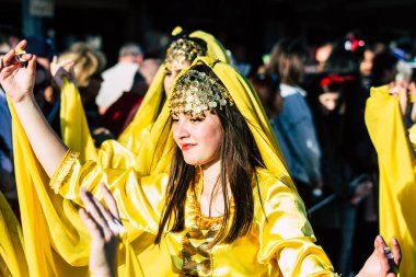 Paphos Kıbrıs Rum Kesimi 01 Mart 2020 Öğleden sonra Paphos karnavalına katılan kimliği belirsiz insanların görüntüsü