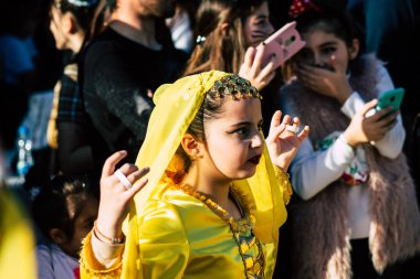 Paphos Kıbrıs Rum Kesimi 01 Mart 2020 Öğleden sonra Paphos karnavalına katılan kimliği belirsiz insanların görüntüsü