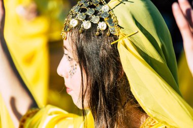 Paphos Kıbrıs Rum Kesimi 01 Mart 2020 Öğleden sonra Paphos karnavalına katılan kimliği belirsiz insanların görüntüsü