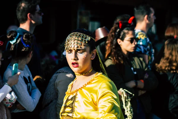 塞浦路斯帕福斯2020年3月1日观看下午参加帕福斯狂欢节的不明身份者 — 图库照片