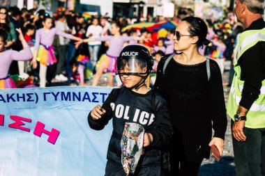 Paphos Kıbrıs Rum Kesimi 01 Mart 2020 Öğleden sonra Paphos karnavalına katılan kimliği belirsiz insanların görüntüsü