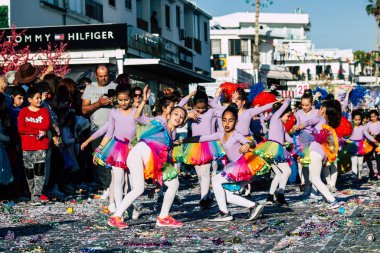 Paphos Kıbrıs Rum Kesimi 01 Mart 2020 Öğleden sonra Paphos karnavalına katılan kimliği belirsiz insanların görüntüsü