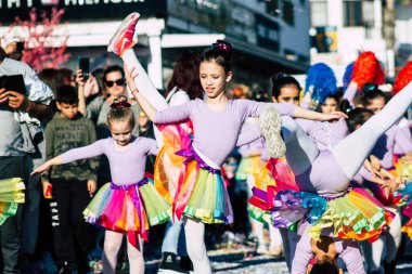 Paphos Kıbrıs Rum Kesimi 01 Mart 2020 Öğleden sonra Paphos karnavalına katılan kimliği belirsiz insanların görüntüsü