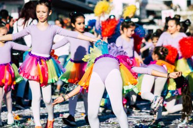 Paphos Kıbrıs Rum Kesimi 01 Mart 2020 Öğleden sonra Paphos karnavalına katılan kimliği belirsiz insanların görüntüsü