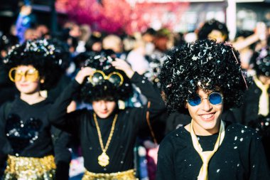 Paphos Kıbrıs Rum Kesimi 01 Mart 2020 Öğleden sonra Paphos karnavalına katılan kimliği belirsiz insanların görüntüsü