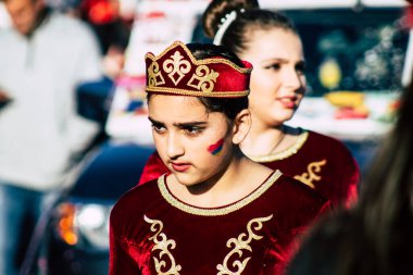 Paphos Kıbrıs Rum Kesimi 01 Mart 2020 Öğleden sonra Paphos karnavalına katılan kimliği belirsiz insanların görüntüsü