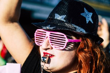 Paphos Kıbrıs Rum Kesimi 01 Mart 2020 Öğleden sonra Paphos karnavalına katılan kimliği belirsiz insanların görüntüsü