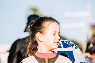 Paphos Kıbrıs Rum Kesimi 01 Mart 2020 Öğleden sonra Paphos karnavalına katılan kimliği belirsiz insanların görüntüsü