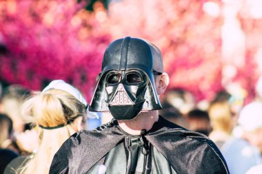 Paphos Kıbrıs Rum Kesimi 01 Mart 2020 Öğleden sonra Paphos karnavalına katılan kimliği belirsiz insanların görüntüsü