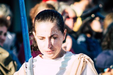 Paphos Kıbrıs Rum Kesimi 01 Mart 2020 Öğleden sonra Paphos karnavalına katılan kimliği belirsiz insanların görüntüsü