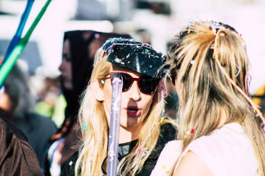 Paphos Kıbrıs Rum Kesimi 01 Mart 2020 Öğleden sonra Paphos karnavalına katılan kimliği belirsiz insanların görüntüsü