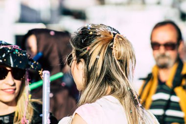 Paphos Kıbrıs Rum Kesimi 01 Mart 2020 Öğleden sonra Paphos karnavalına katılan kimliği belirsiz insanların görüntüsü