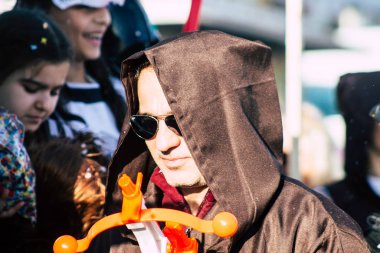 Paphos Kıbrıs Rum Kesimi 01 Mart 2020 Öğleden sonra Paphos karnavalına katılan kimliği belirsiz insanların görüntüsü