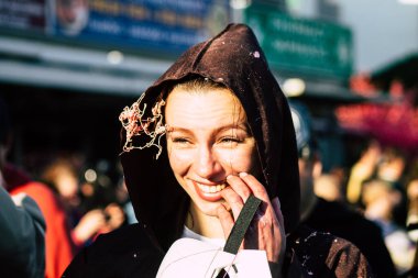 Paphos Kıbrıs Rum Kesimi 01 Mart 2020 Öğleden sonra Paphos karnavalına katılan kimliği belirsiz insanların görüntüsü