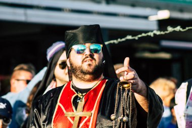 Paphos Kıbrıs Rum Kesimi 01 Mart 2020 Öğleden sonra Paphos karnavalına katılan kimliği belirsiz insanların görüntüsü