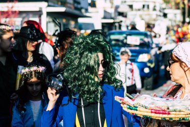 Paphos Kıbrıs Rum Kesimi 01 Mart 2020 Öğleden sonra Paphos karnavalına katılan kimliği belirsiz insanların görüntüsü