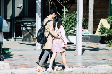 Paphos Kıbrıs 29 Şubat 2020 'de öğleden sonra Paphos sokaklarında yürüyen kimliği belirsiz kişilerin görüntüsü