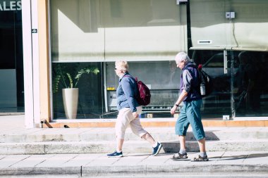Paphos Kıbrıs 29 Şubat 2020 'de öğleden sonra Paphos sokaklarında yürüyen kimliği belirsiz kişilerin görüntüsü