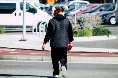 Paphos Kıbrıs 29 Şubat 2020 'de öğleden sonra Paphos sokaklarında yürüyen kimliği belirsiz kişilerin görüntüsü