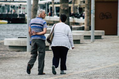 Paphos Kıbrıs 29 Şubat 2020 'de öğleden sonra Paphos sokaklarında yürüyen kimliği belirsiz kişilerin görüntüsü