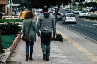 Paphos Kıbrıs 29 Şubat 2020 'de öğleden sonra Paphos sokaklarında yürüyen kimliği belirsiz kişilerin görüntüsü