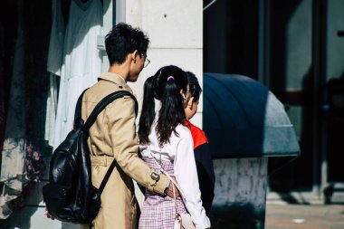 Paphos Kıbrıs 29 Şubat 2020 'de öğleden sonra Paphos sokaklarında yürüyen kimliği belirsiz kişilerin görüntüsü