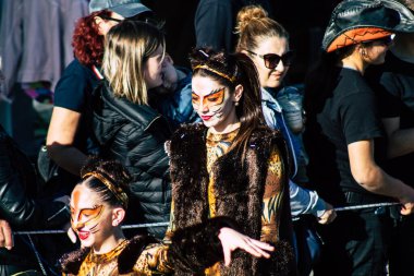 Paphos Kıbrıs Rum Kesimi 01 Mart 2020 Öğleden sonra Paphos karnavalına katılan kimliği belirsiz insanların görüntüsü