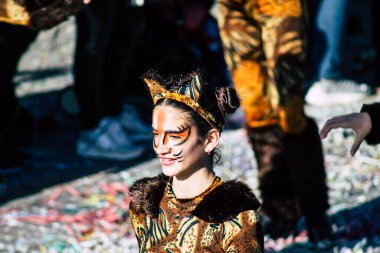 Paphos Kıbrıs Rum Kesimi 01 Mart 2020 Öğleden sonra Paphos karnavalına katılan kimliği belirsiz insanların görüntüsü