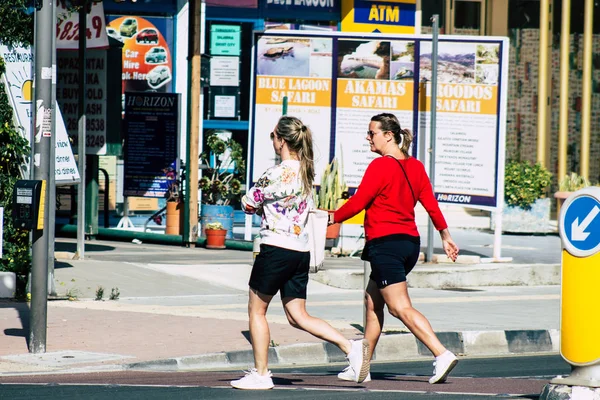 Paphos Chipre Febrero 2020 Vista Personas Identificadas Caminando Por Las — Foto de Stock