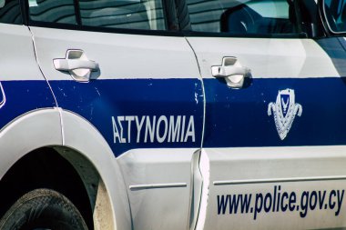 Paphos Kıbrıs Rum Kesimi 01 Mart 2020 Öğleden sonra Paphos sokaklarına park etmiş bir polis aracının görüntüsü