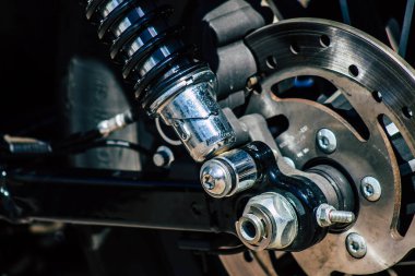 Paphos Kıbrıs 01 Mart 2020 'de Paphos sokaklarına park etmiş Harley Davidson motosikletinin görüntüsü
