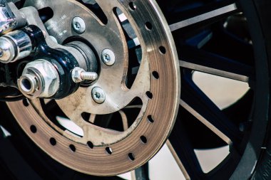 Paphos Kıbrıs 01 Mart 2020 'de Paphos sokaklarına park etmiş Harley Davidson motosikletinin görüntüsü