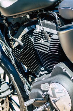 Paphos Kıbrıs 01 Mart 2020 'de Paphos sokaklarına park etmiş Harley Davidson motosikletinin görüntüsü